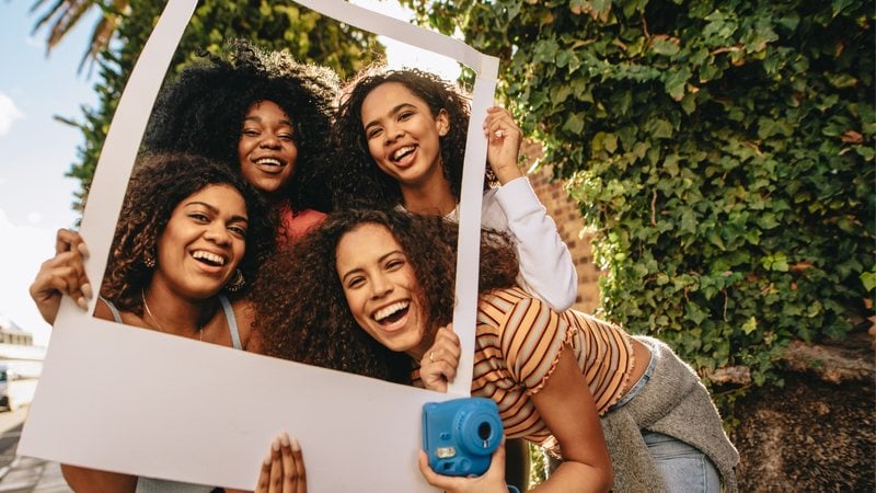 Essas frases são perfeitas para postar nas legendas das fotos com suas amigas. - Imagem: jacoblund/iStock