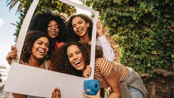 Essas frases são perfeitas para postar nas legendas das fotos com suas amigas. - Imagem: jacoblund/iStock