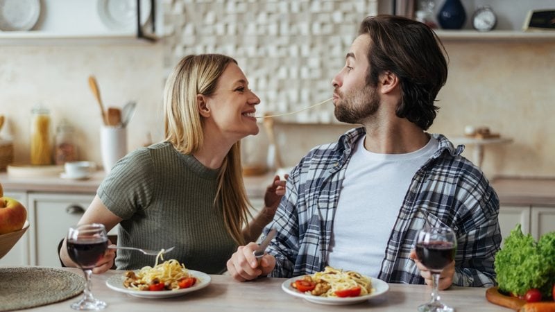 Surpreenda seu amor com receitas deliciosas para um jantar romântico. - Imagem: Prostock-studio / iStock