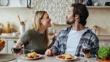 Surpreenda seu amor com receitas deliciosas para um jantar romântico. - Imagem: Prostock-studio / iStock