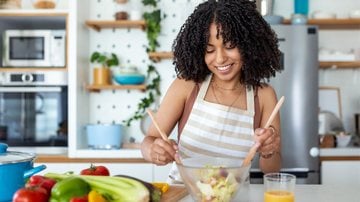 Por incrível que pareça, é possível perder peso sem abrir mão de comidas gostosas! - Imagem: Stefanamer/iStock