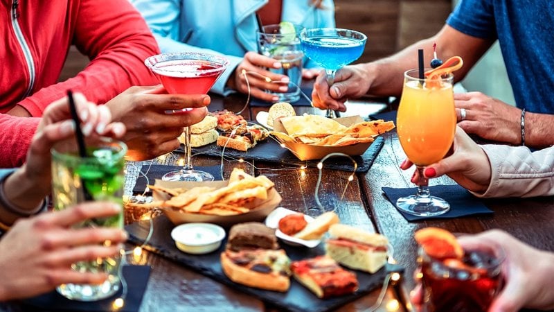 Confraternizar é tudo de bom, ainda mais com comidas e bebidas deliciosas. - Imagem: Charmedlightph/iStock