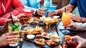 Confraternizar é tudo de bom, ainda mais com comidas e bebidas deliciosas. - Imagem: Charmedlightph/iStock