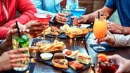 Confraternizar é tudo de bom, ainda mais com comidas e bebidas deliciosas. - Imagem: Charmedlightph/iStock