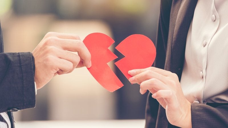 Nem todos tem sorte no amor, mas será que é questão de sorte? - Imagem: howtogoto / iStock