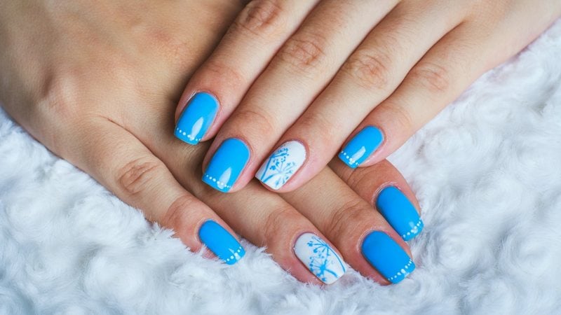 Confira as melhores ideias de unhas com esmalte azul! - Imagem: AnastasiiaSelora / iStock