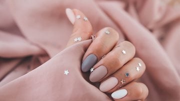 Com adesivos, cores sólidas e alguns detalhes mínimos as unhas ficam lindas. - Imagem: Irina Tiumentseva/iStock