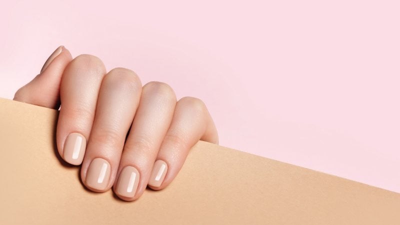 Esmaltes nude são a melhor aposta para ter unhas lindas no inverno! - Imagem: zadveri / iStock