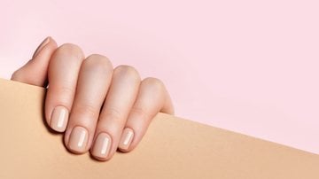 Esmaltes nude são a melhor aposta para ter unhas lindas no inverno! - Imagem: zadveri / iStock