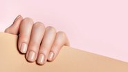 Esmaltes nude são a melhor aposta para ter unhas lindas no inverno! - Imagem: zadveri / iStock