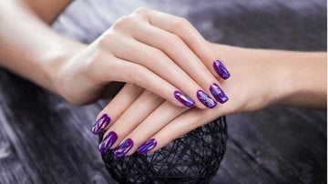 As unhas holográficas são a nova tendência entre os esmaltes com brilhos! - Imagem: Maryviolet / iStock