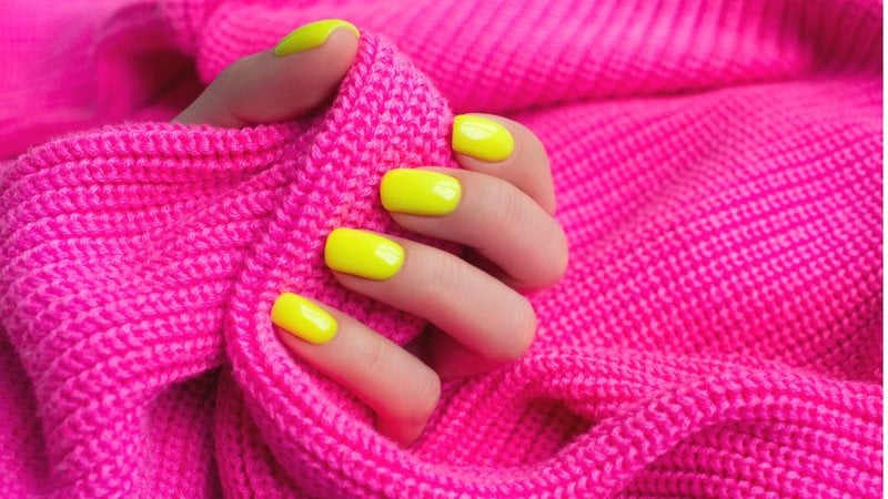 Unhas neon decoradas são perfeitas para arrasar no visual! - Imagem: iStock