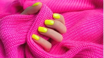 Unhas neon decoradas são perfeitas para arrasar no visual! - Imagem: iStock