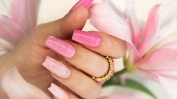 Para remover unhas postiças em casa é preciso cuidado para não danificar as unhas. - Imagem: marigo20 / iStock