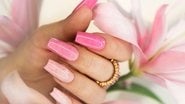 Para remover unhas postiças em casa é preciso cuidado para não danificar as unhas. - Imagem: marigo20 / iStock