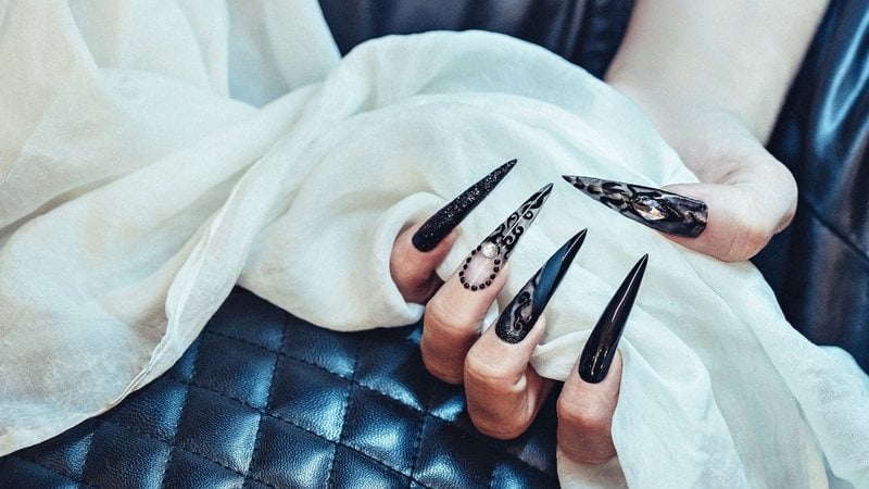 Cheias de personalidade, confira ideais de nail art para deixar suas unhas stiletto ainda mais incríveis. - Imagem:Dariildo / iStock