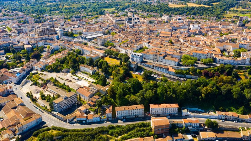 Famosa por sua arquitetura medieval bem preservada, a cidade de Angoulême recebe muitos turistas. - Imagem: (Jack F / iStock)