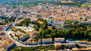 Famosa por sua arquitetura medieval bem preservada, a cidade de Angoulême recebe muitos turistas. - Imagem: (Jack F / iStock)