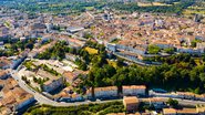 Famosa por sua arquitetura medieval bem preservada, a cidade de Angoulême recebe muitos turistas. - Imagem: (Jack F / iStock)