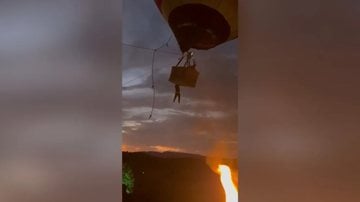 Homem pendurado em balão antes de cair - Reprodução/Redes sociais