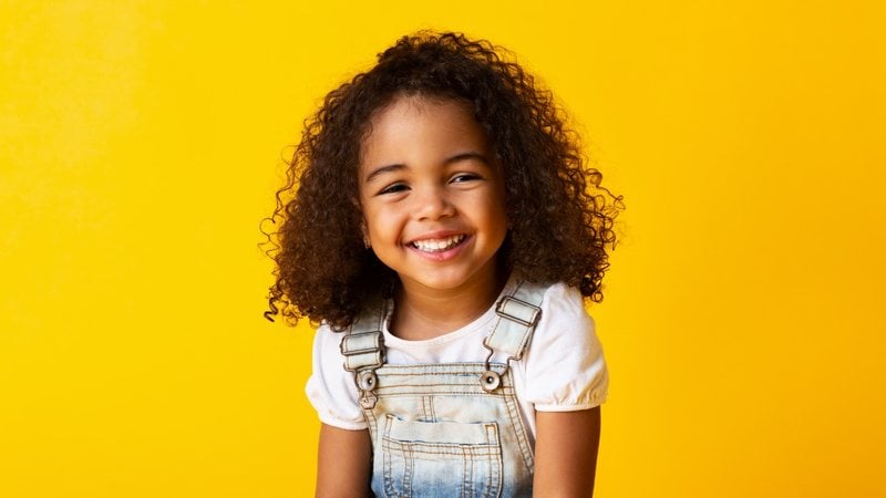 Cabelos cacheados são bonitos por si só! - Imagem: Prostock-Studio/iStock