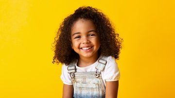 Cabelos cacheados são bonitos por si só! - Imagem: Prostock-Studio/iStock