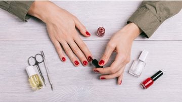 Aprenda a fazer unhas lindas com esmalte em gel em casa! - Imagem: iprogressman / iStock