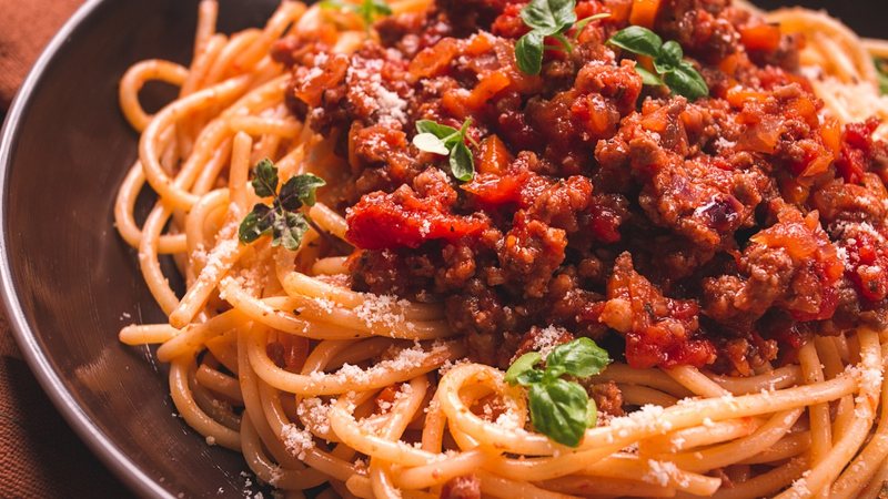 Poucos pratos são tão clássicos como o macarrão à bolonhesa. - Imagem: Gala Didebashvili/iStock