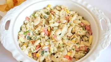 A salada de macarrão é um clássico e pode ser feita de diferentes maneiras. - Imagem: Gaelgogo/iStock