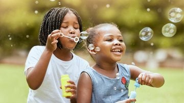 A infância é um período de criatividade e diversão! - Imagem: PeopleImages/iStock