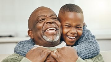 O Dia dos Pais também contempla nossos avós. - Imagem: PeopleImages/iStock