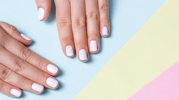 Disponíveis em diversas cores, os esmaltes claros são uma ótima opção para o dia a dia. - Imagem: Tatiana/iStock