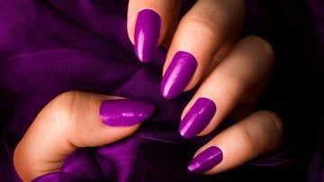 O esmalte roxo possui um charme próprio. - Imagem: Baiajaku/iStock