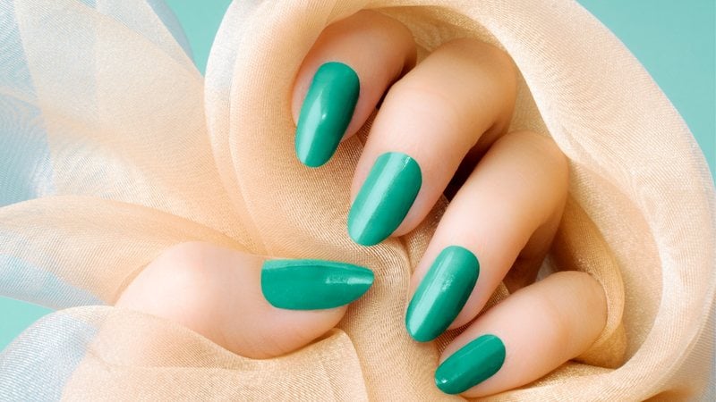 O esmalte verde pode ser reproduzido em diferentes tonalidades e desenhos. - Imagem: Baiajaku/iStock