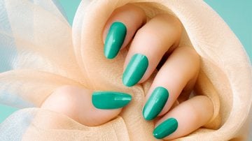 O esmalte verde pode ser reproduzido em diferentes tonalidades e desenhos. - Imagem: Baiajaku/iStock