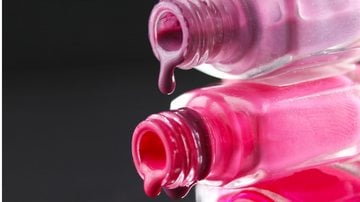 Deixe suas unhas lindas apostando nessas marcas veganas de esmalte. - (Imagem: Kristsina Shoba / iStock)