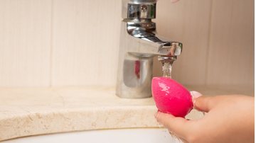 É importante manter a sua esponja de maquiagem limpa. - (Imagem: pavlyukv / iStock)