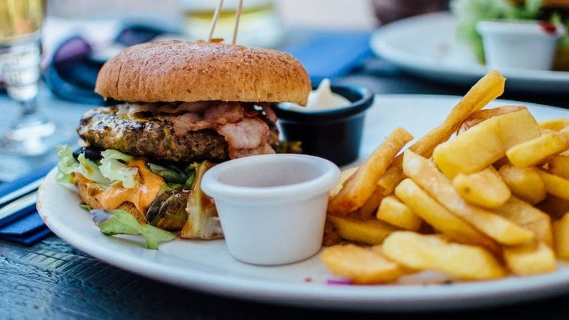 Guia Alimentar para a População Brasileira considera restaurantes de fast-food inapropriados - Foto: Pexels