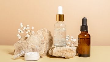 Confira as melhores opções desse produto que virou trend nas redes e dê um up no seu skincare. - Imagem: Irina Belova / iStock