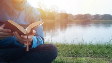 Desperte a sua espiritualidade com essa seleção de frases bíblicas. - Imagem: Boy Wirat / iStock