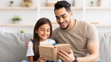 Celebre o Dia dos Pais com mensagens carinhosas para mandar para seu padrasto - Imagem: Prostock-studio / iStock