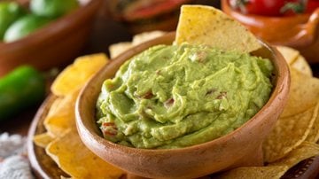 Guacamole é ideal para comer com chips e outros petiscos. - (Imagem: Fudio / iStock)