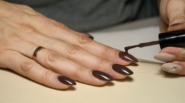 As latte nails são inspiradas no aconchego e possuem como base os esmaltes marrons. - Imagem: ComR78/iStock