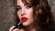 O batom vermelho será essencial para inovar a maquiagem. - Imagem: privetik / iStock