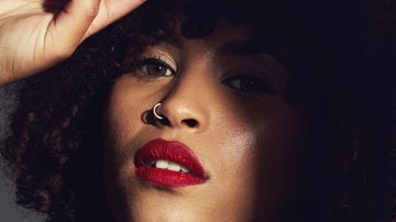 A pele negra é carregada de beleza, porém, com o batom certo, ela consegue ficar mais atraente ainda. - Imagem: Jacob Wackerhausen/iStock