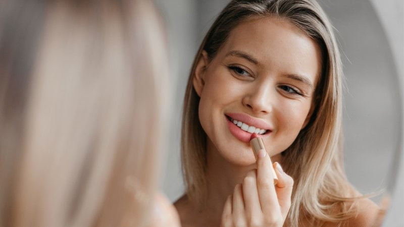 O batom é um produto fundamental para a beleza feminina. - Imagem: Prostock-Studio/iStock