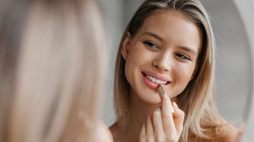 O batom é um produto fundamental para a beleza feminina. - Imagem: Prostock-Studio/iStock