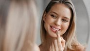 O batom é um produto fundamental para a beleza feminina. - Imagem: Prostock-Studio/iStock