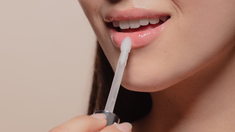 O gloss labial é indispensável para a rotina de beleza feminina. - Imagem: JacoBland/iStock