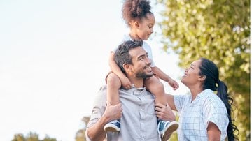 Veja as melhores mensagens para mandar para o seu marido no Dia dos Pais! - Imagem: PeopleImages / iStock